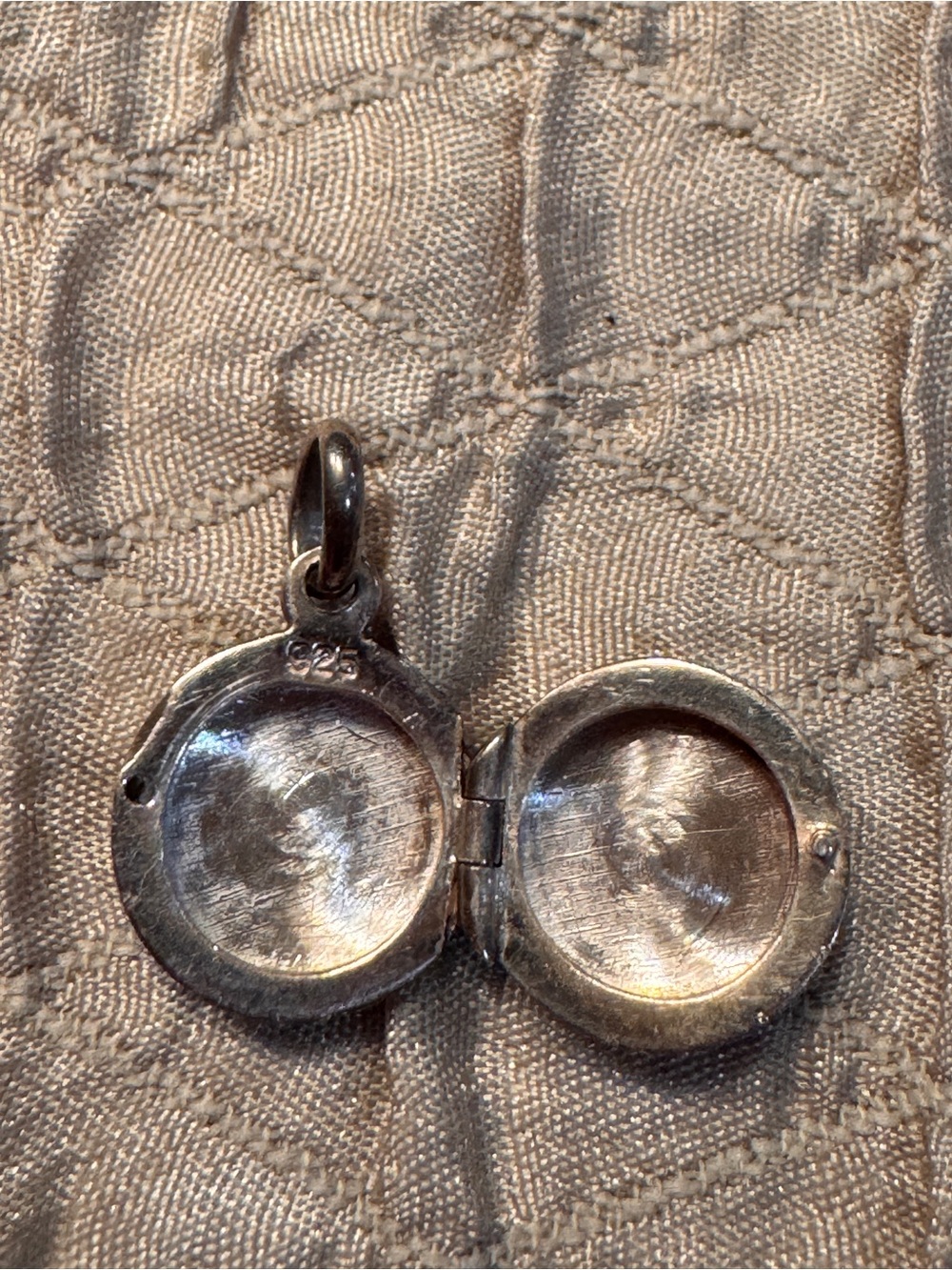 925 Sterling Silver Round Locket Pendant - Silver - Picture 2 of 6